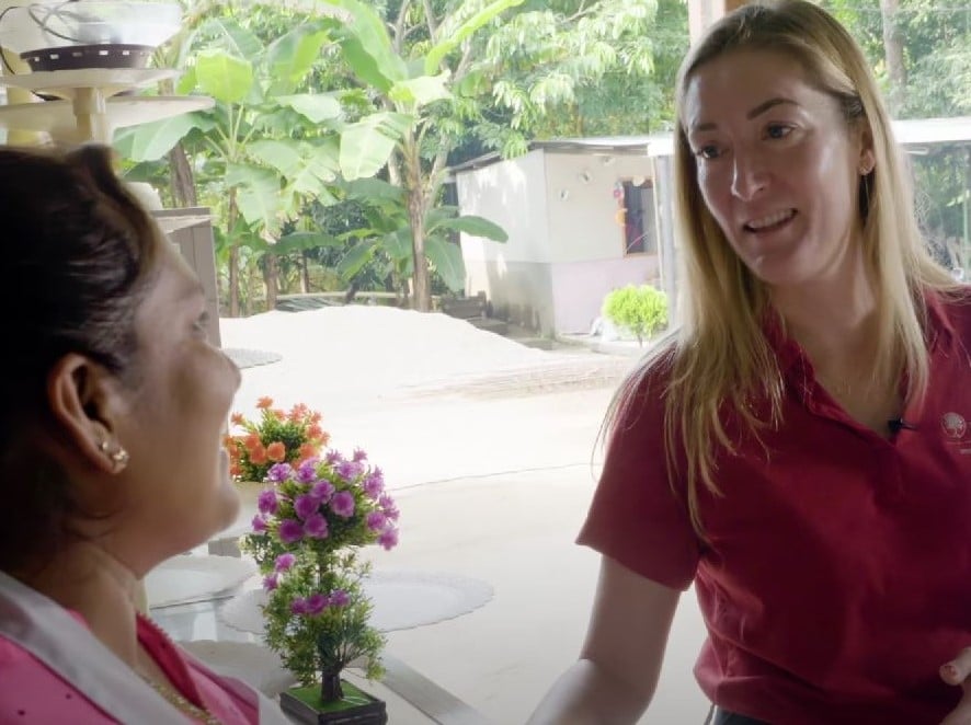 Andree Simon talks with a FINCA client in Guatemala.