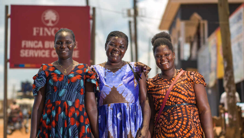 Des clients de FINCA se tiennent devant la succursale de Bweyale, en Ouganda.