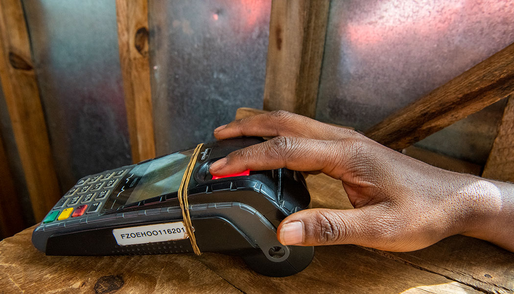 La numérisation biométrique n'est que l'une des innovations fintech mises en œuvre par FINCA pour développer l'inclusion financière.